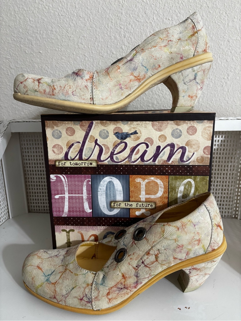 EJECT Unique Lace-Up Curved-Heeled Pumps w/Abstract Design in Pastels - Sz 40/9
